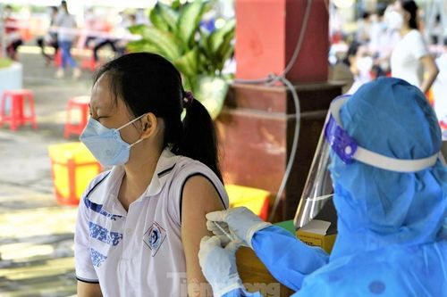 Bình Dương đồng loạt tiêm vắc xin phòng COVID-19 cho học sinh cấp 2