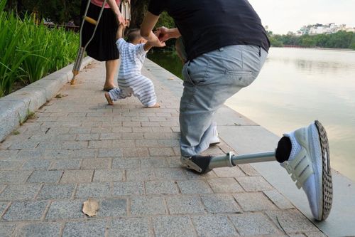 Khoảnh khắc 'dạy con tập đi' khiến cộng đồng mạng xúc động