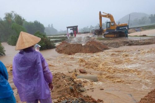 Mưa lớn làm gãy cầu ở Quảng Ngãi, 500 hộ dân bị cô lập