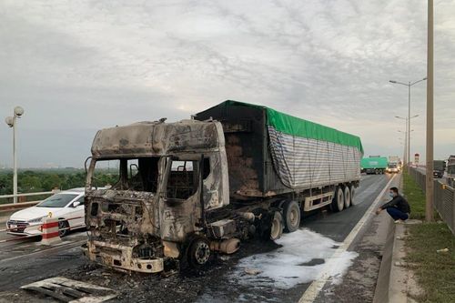Xe đầu kéo container bốc cháy ngùn ngụt trên cầu Thanh Trì