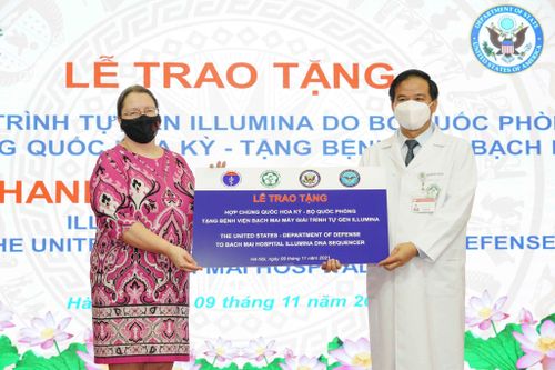 Hoa Kỳ trao tặng máy giải trình tự gene cho Bệnh viện Bạch Mai