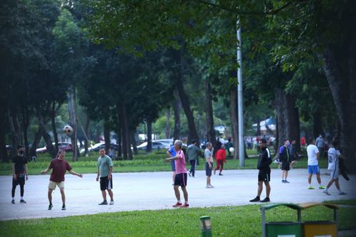 Người dân Hà Nội không tuân thủ 5K tại địa điểm công cộng