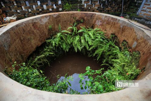 Giếng cổ lâu năm tại Làng cổ Đường Lâm sau khi bị 'vẽ bậy'