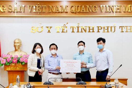 Trao tặng vật tư y tế phòng, chống dịch COVID-19