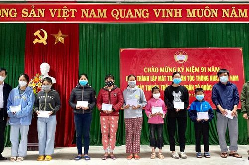Chính trị - Xã hội An sinh xã hội Trao quà cho học sinh, người dân khó khăn do COVID-19