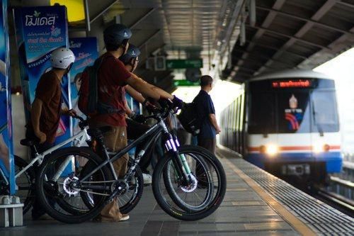 Các nước quy định thế nào về việc mang xe đạp lên tàu điện công cộng?