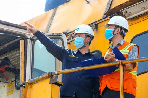 Một tháng kinh tế trở lại 'đường đua', doanh nghiệp vẫn cần 'tiền tươi, thóc thật'