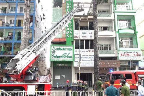 Cứu 8 người mắc kẹt trong ngôi nhà 4 tầng đang cháy