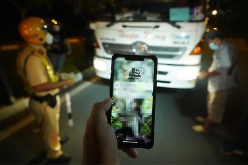 Lưu thông trước giờ quy định 8 phút, tài xế xe tải bị giữ bằng lái