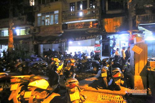 Phó chủ tịch chụp ảnh quán vi phạm chống dịch ở Hà Nội, khách vẫn nâng ly