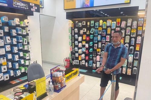 Đến cửa hàng điện thoại nhờ cài nhạc, 'ẵm' luôn Iphone 13 Pro max trị giá 33 triệu đồng