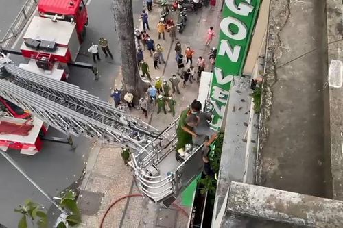 TP Hồ Chí Minh: Giải cứu nhiều người trong đám cháy nhà cao tầng