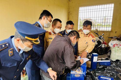 Thanh Hóa: Bắt xe tải chở hàng trăm chai rượu ngoại không rõ nguồn gốc