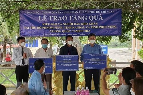 TP. HCM trao tặng 1,5 tỷ đồng hỗ trợ người Campuchia gốc Việt