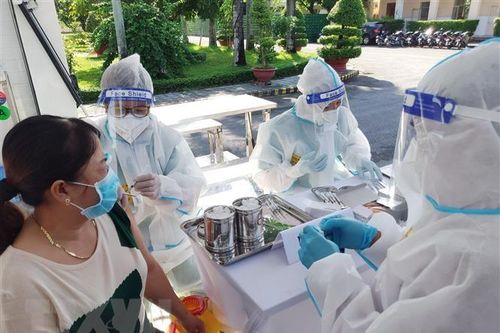 Phú Thọ, Cà Mau đẩy nhanh tiêm vaccine cho người từ 12 tuổi trở lên