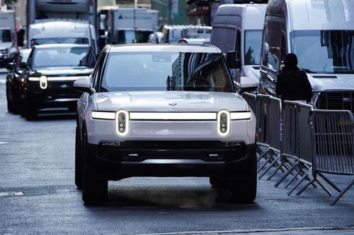 Vừa lên sàn, hãng xe điện 'vô danh' Rivian đã chạm vốn hóa 100 tỷ USD