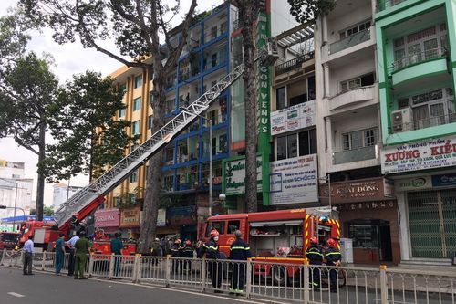 Cảnh sát cứu 8 người trong đám cháy nhà cao tầng ở TPHCM