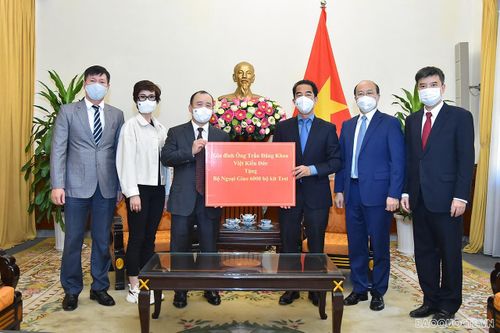 Bộ Ngoại giao tiếp nhận 6.000 bộ kit test xét nghiệm Covid-19