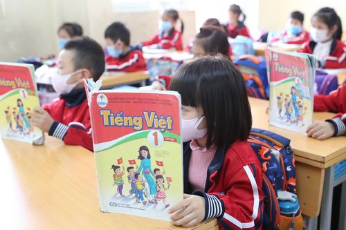 Tranh luận về dạy thêm, sách giáo khoa