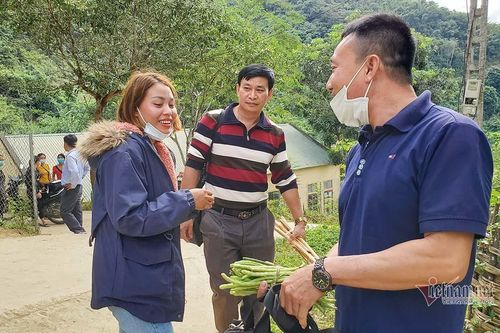 Ấm lòng món quà học trò tri ân thầy cô giữa 'ốc đảo'
