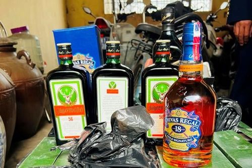 CSGT phát hiện ôtô tải vận chuyển 432 chai rượu ngoại không rõ nguồn gốc