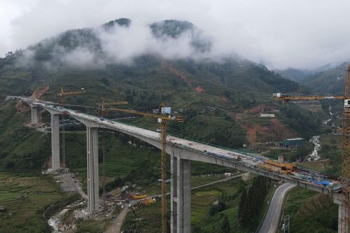 Ngắm cầu cạn có trụ cao nhất Việt Nam sắp hoàn thành