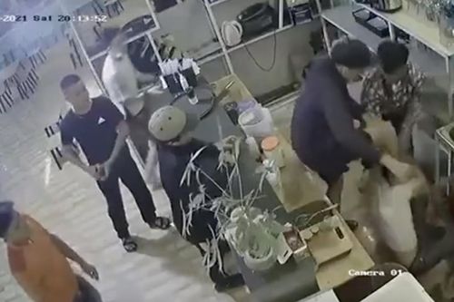 Clip chủ quán trà chanh bị nhóm khách hung hãn lao vào chém, đánh đập dã man