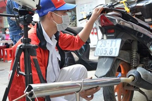 Cửa hàng 'trở tay không kịp' vì khách kéo đến kiểm tra khí thải quá đông