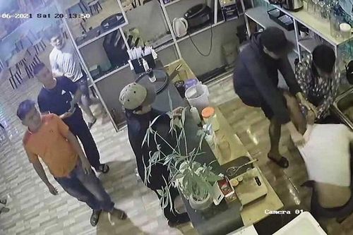 2 'giang hồ huyện' chém chủ quán trà chanh nhập viện