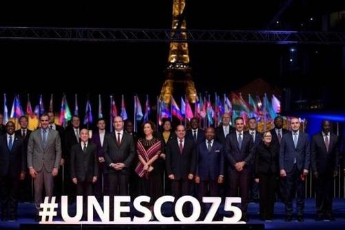 UNESCO kỷ niệm 75 năm thành lập tại Paris, tháp Eiffel thắp sáng biểu tượng chúc mừng trong 3 tiếng