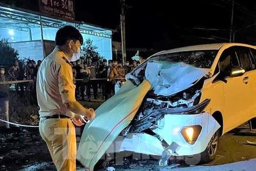Tài xế xe bồn bị xe du lịch tông tử vong