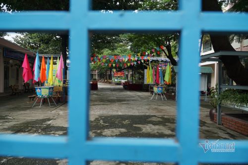 Trường học vắng lặng nhiều tháng trời chờ học sinh đến lớp