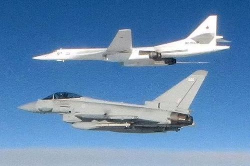 Chiến đấu cơ Không quân Anh áp sát 'Thiên nga trắng' Tu-160 của Nga