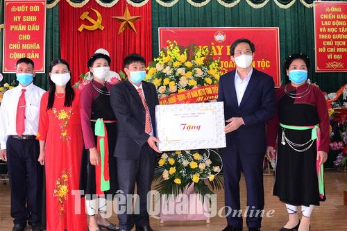 Các đồng chí Ủy viên BTV Tỉnh ủy dự Ngày hội đại đoàn kết toàn dân tộc