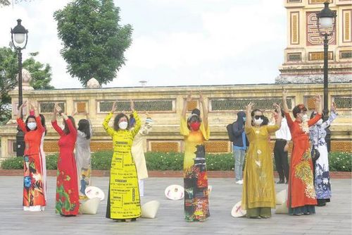 Văn hóa - Nghệ thuật Thông tin văn hóa Tôn vinh áo dài tại Liên hoan phim Việt Nam lần thứ XXII