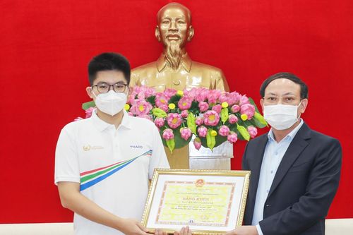Bí thư tỉnh Quảng Ninh tặng bằng khen nhà vô địch Olympia 2021