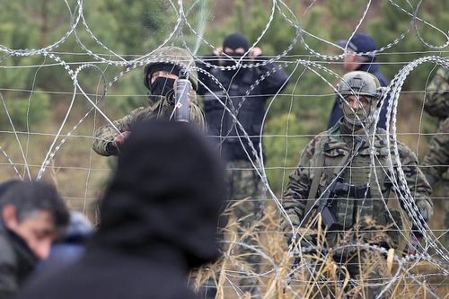 'Đau đầu' vì khủng hoảng di cư, EU 'bật đèn xanh' cho các lệnh trừng phạt Belarus