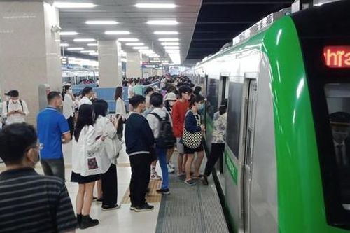 Hơn 165.000 lượt khách đi tàu Cát Linh - Hà Đông sau 1 tuần vận hành