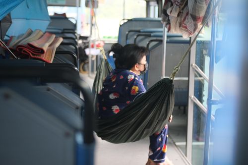 Tài xế, nhân viên sống tạm trên xe buýt đếm ngày được đi làm trở lại