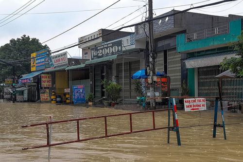 Bình Định mưa lớn, sạt lở núi, QL1A ngập trong nước lũ