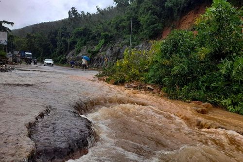 Bình Định lở núi, ngập lụt nhiều nơi, lũ trên sông tiếp tục cao