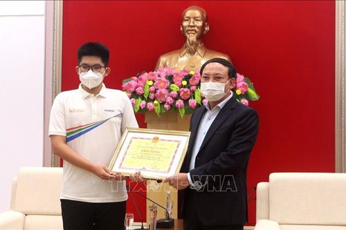 Tặng bằng khen, phần thưởng cho Nhà vô địch Đường lên đỉnh Olympia 2021