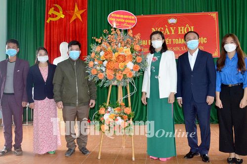 Các đồng chí lãnh đạo tỉnh dự Ngày hội Đại đoàn kết toàn dân tộc tại Yên Sơn, Sơn Dương, TP Tuyên Quang