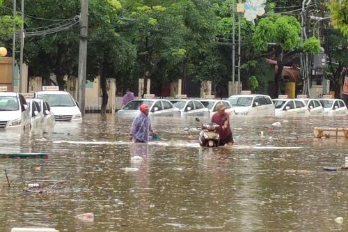 Mưa lũ khiến sạt lở và ngập nặng ở Bình Định