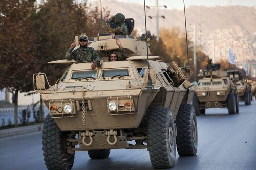 Taliban diễu binh, khoe xe bọc thép và vũ khí Mỹ