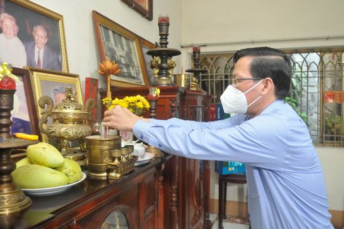 Chủ tịch UBND TPHCM Phan Văn Mãi thắp hương tưởng nhớ Giáo sư Trần Văn Giàu