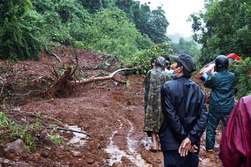 Mưa lũ tiếp tục gây sạt lở, ngập lụt hàng ngàn nhà dân ở Bình Định