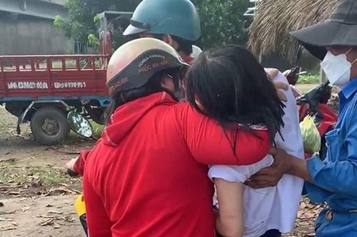 Cứu thành công nữ sinh nhảy cầu Phú Cường xuống sông Sài Gòn tự tử