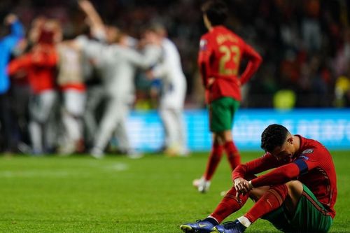 Ronaldo bật khóc suy sụp vì Bồ Đào Nha mất vé trực tiếp đến World Cup