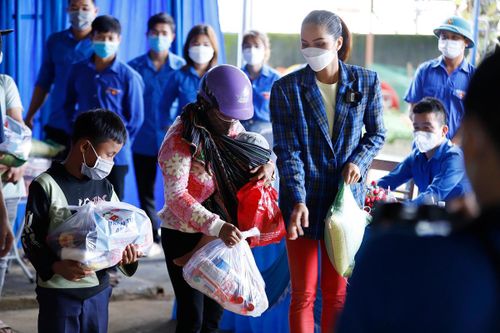 Hoa hậu H'Hen Niê cùng Tỉnh đoàn Đắk Lắk gửi 'Triệu túi an sinh' đến bà con khó khăn